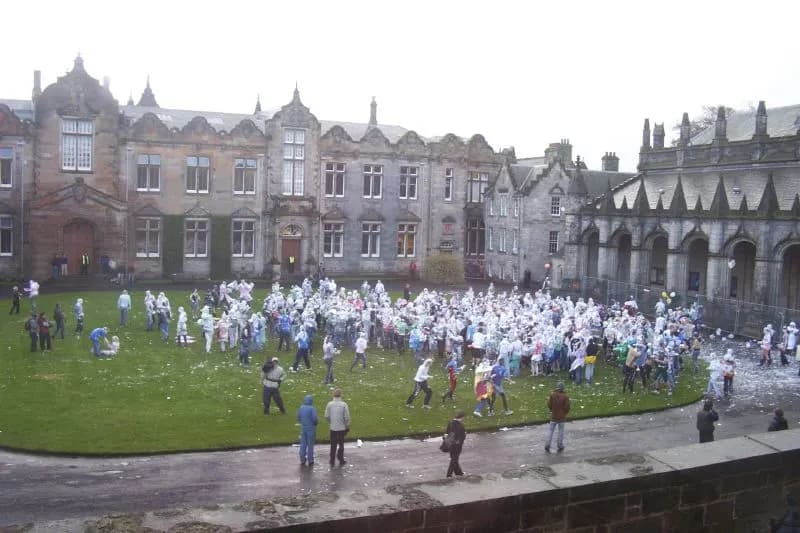Students engaged in general frolicking in Sallies' Quad on Raisin Monday, November 2006. Basically, first years get dressed up by their 'Academic mothers' and a