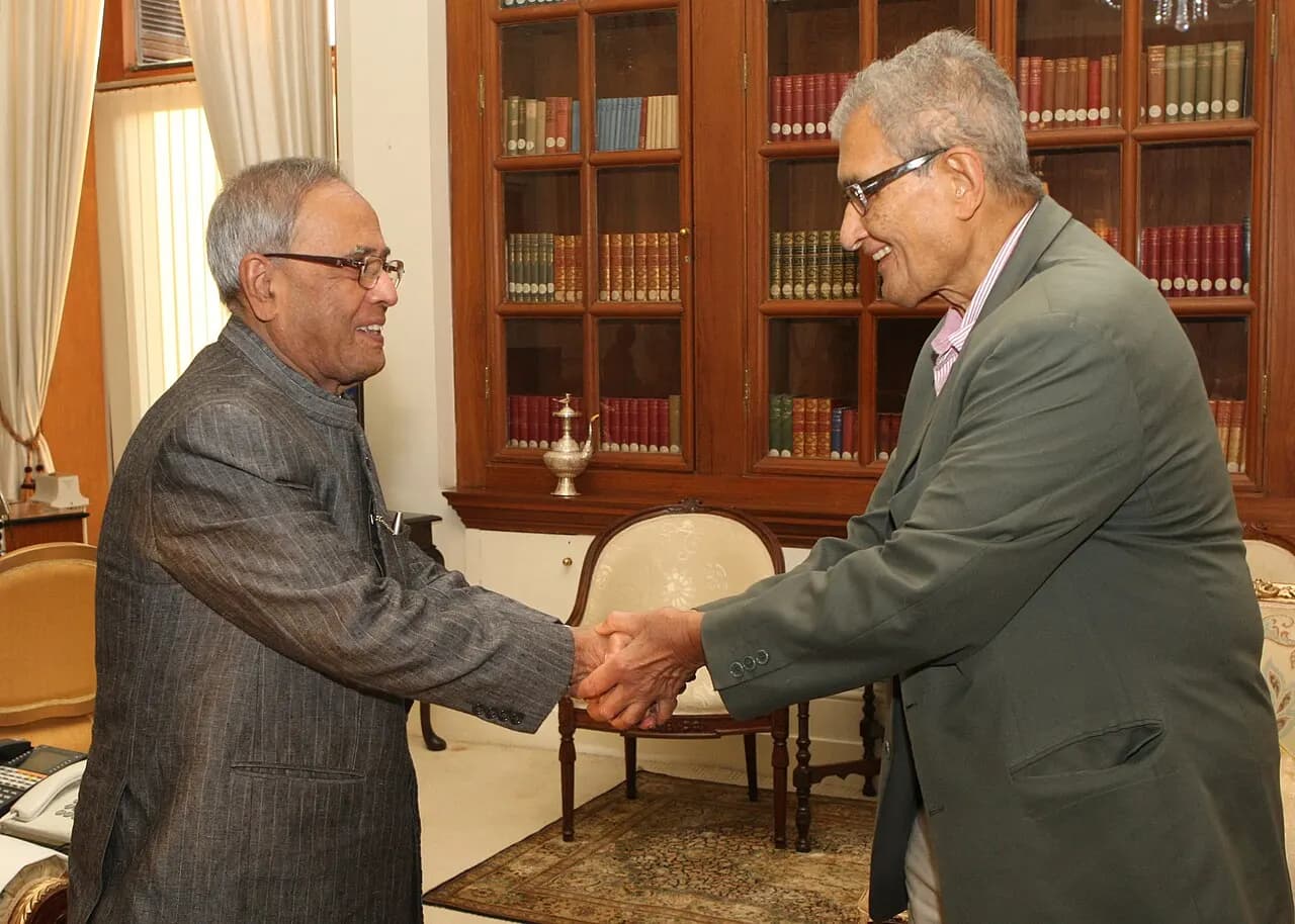 The Chancellor of Nalanda University, Prof. Amartya Sen meeting the President, Shri Pranab Mukherjee, at Rashtrapati Bhavan, in New Delhi on October 09, 2012.
