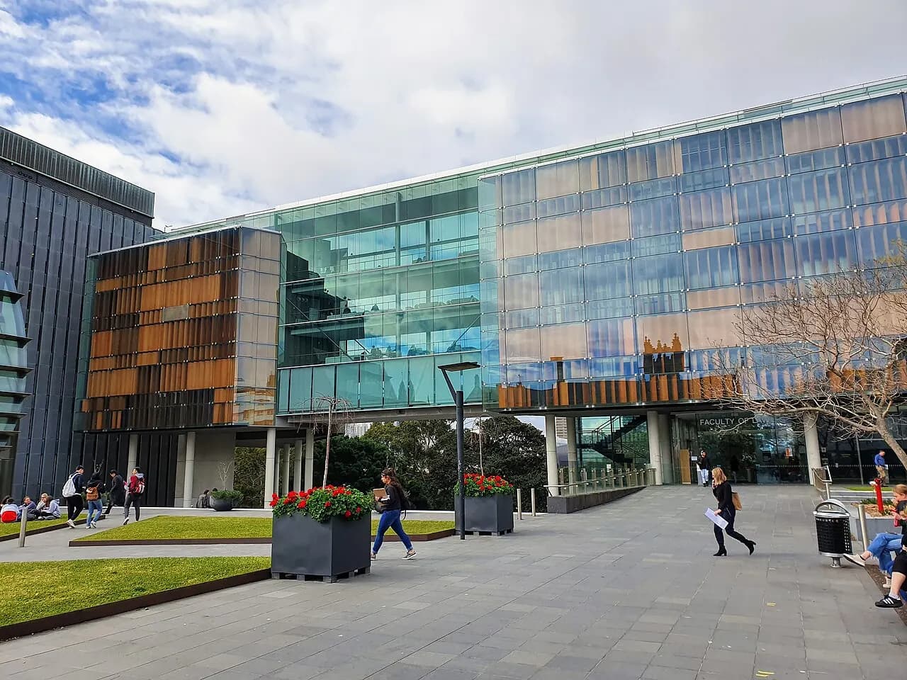University of Sydney's Faculty of Law and its Library Architecture