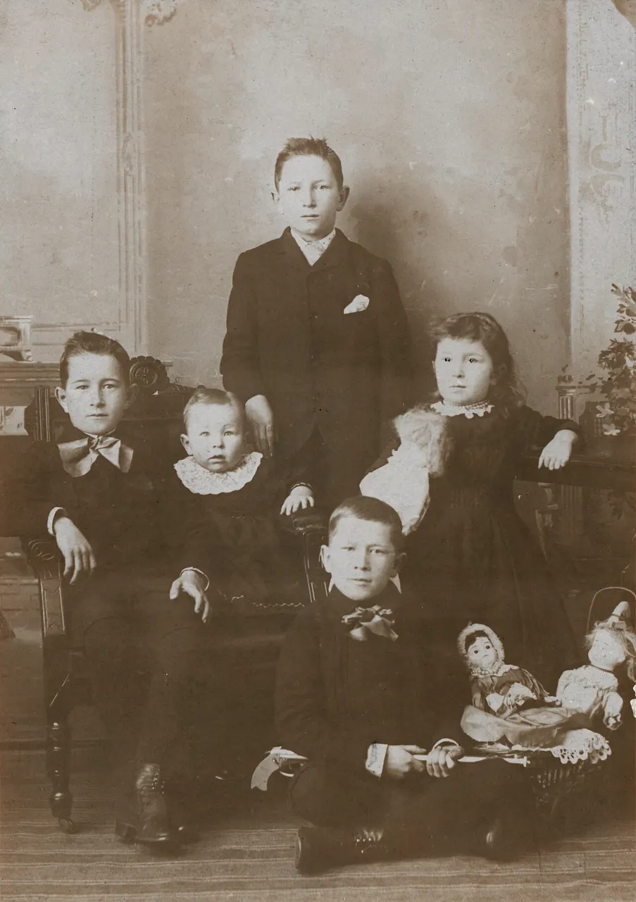 Photograph of the children of William and Margaret Banting ca. 1893