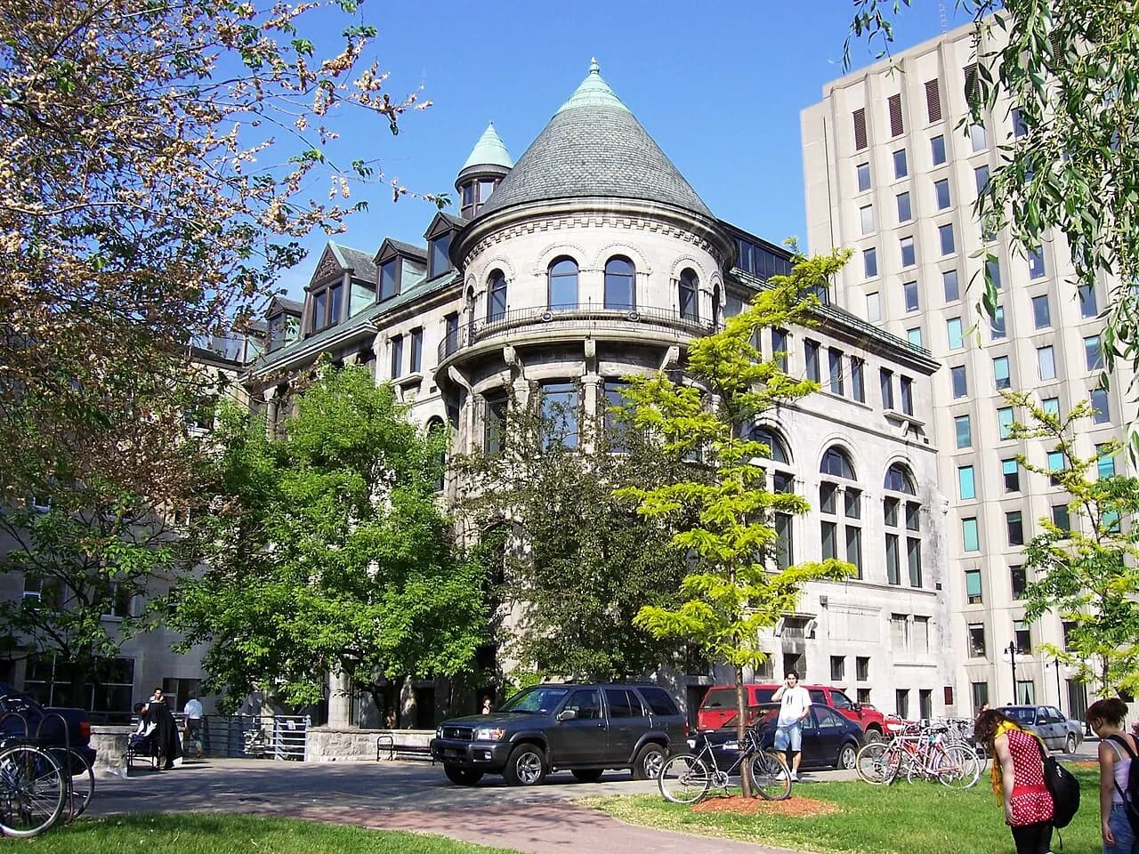 Photo of the Schulich Library of Science and Engineering on the McGill University downtown campus. Uploaded by en.wikipedia user Beltz.