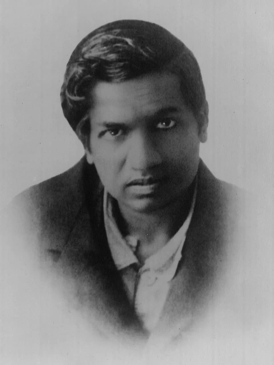Passport photograph of Ramanujan created in 1913