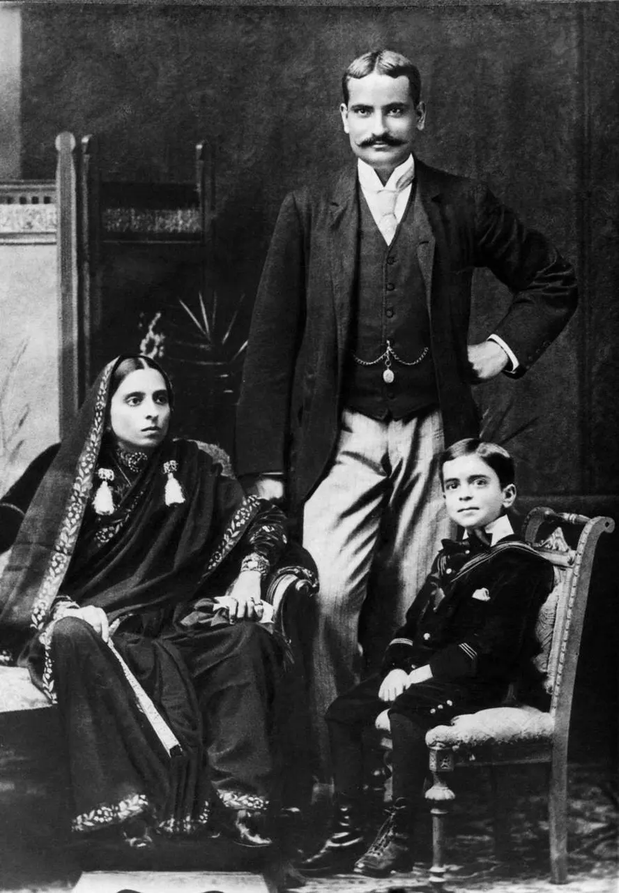 Jawaharlal Nehru with his mother Swarup Rani and father Motilal Nehru, 1894