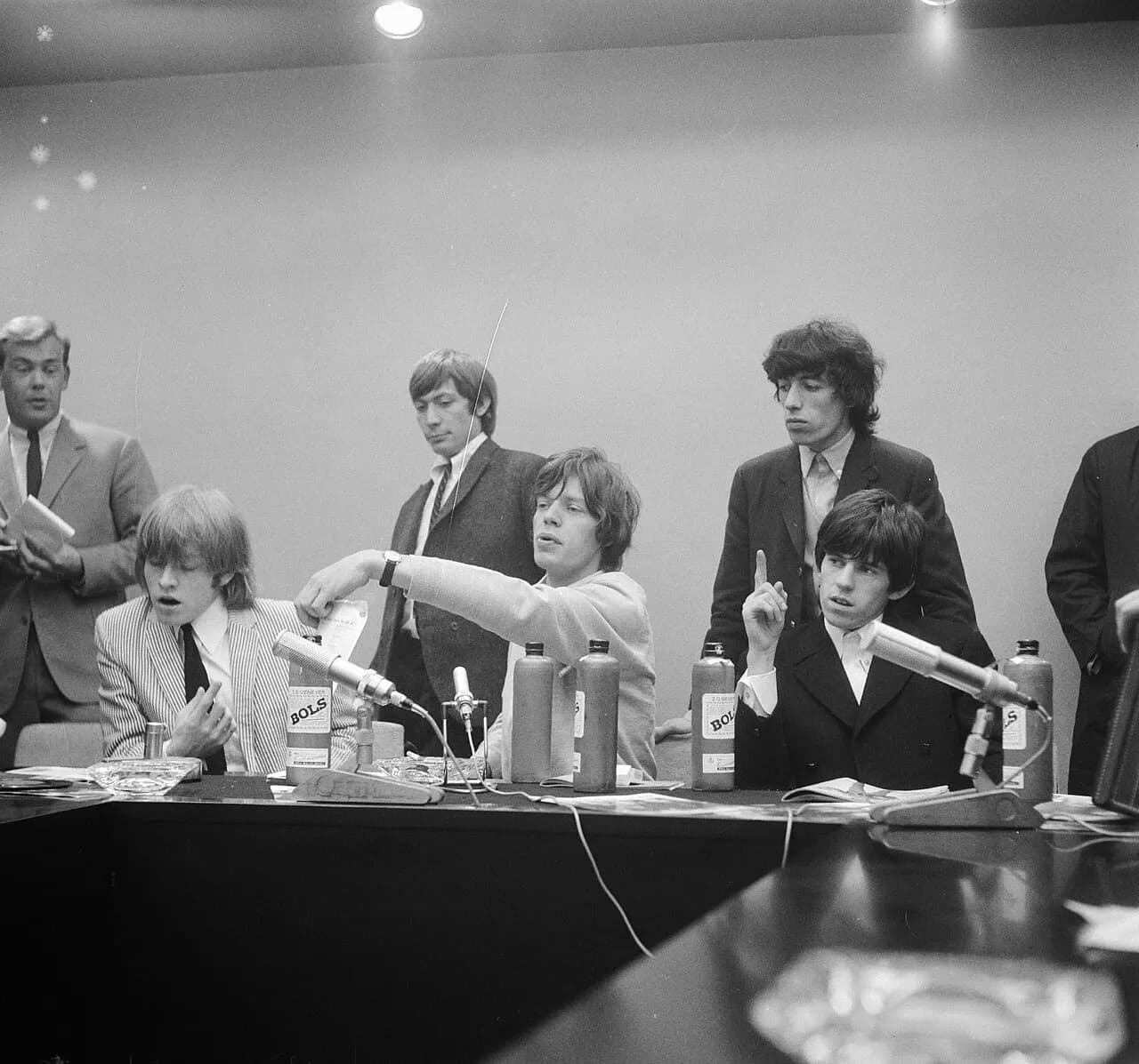 Collectie / Archief : Fotocollectie Anefo Reportage / Serie : [ onbekend ] Beschrijving : Rolling Stones op Schiphol Datum : 8 augustus 1964 Locatie : Noord-Hol